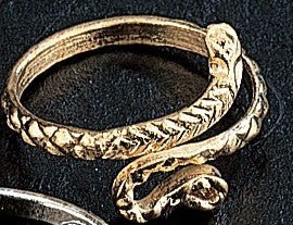 Delicate White Metal Snake Ring with Etched Details - Intricate & Elegant Design - Apparel & Accessories > Jewelry > Rings - Bellbazaar.com - JP063