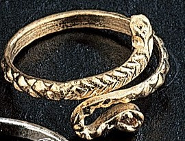 Delicate White Metal Snake Ring with Etched Details - Intricate & Elegant Design